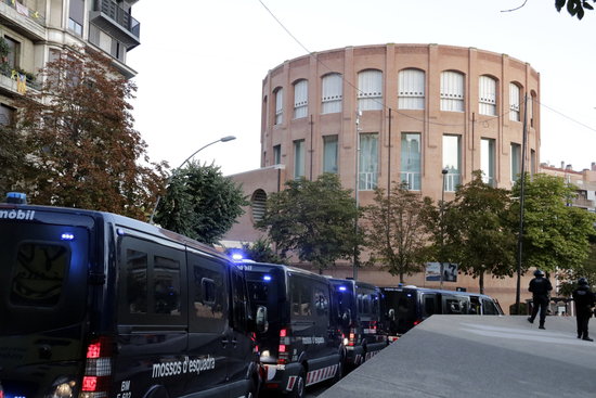 Catalan police in front of the Spanish government office in Girona as a pro-independence protest gathers on October 1, 2019 (by Marina López)